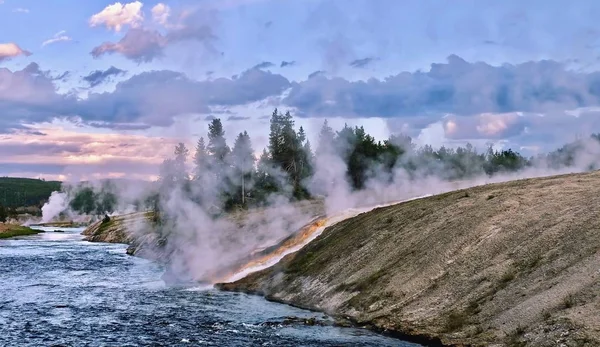 Río Vapor de Yellowstone al atardecer . —  Fotos de Stock
