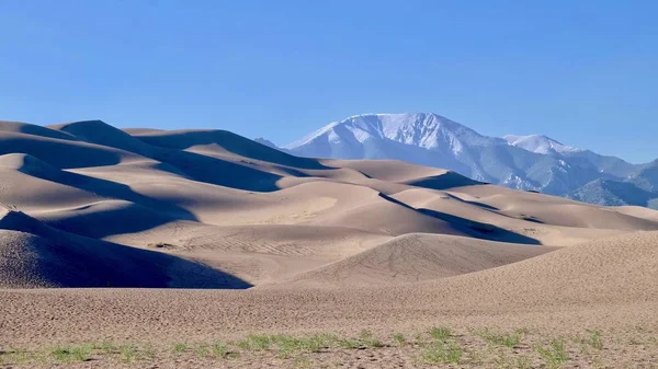 Great Sand Dunes i ośnieżonych gór. — Zdjęcie stockowe