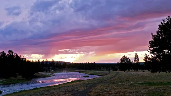 Sonnenuntergang über dem Fluss in Yellowstone. — Stockfoto