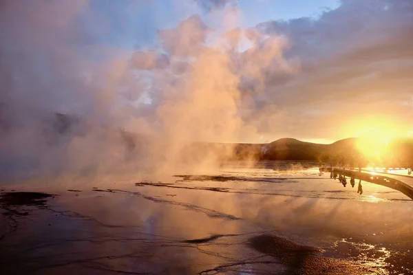 Grande Primavera Prismática em Yellowstone ao pôr-do-sol . — Fotografia de Stock