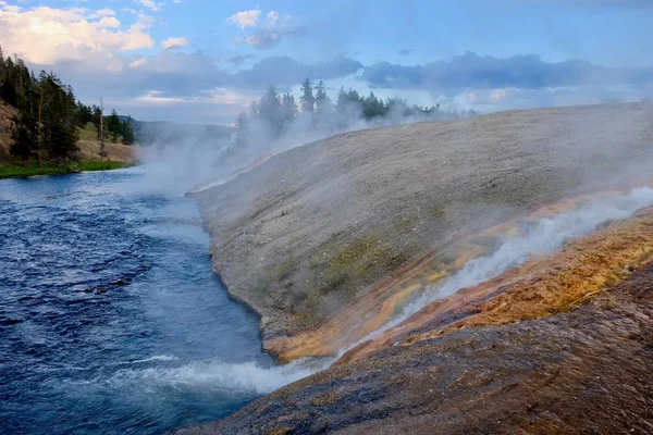 Rio de Yellowstone ao pôr-do-sol . — Fotografia de Stock