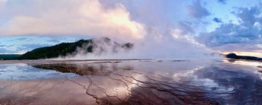 Grand Prizmatik Bahar, Yellowstone gün batımında.