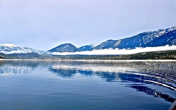 Blauer See und Berge. — Stockfoto