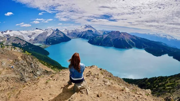 Inre frid. Kvinnan gör yoga ovan alpin sjö. — Stockfoto