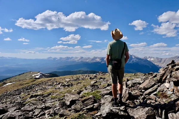 Hombre senderismo en las montañas . — Foto de Stock