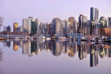 Vancouver manzarası ve su yansıma. 