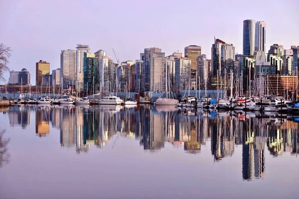 Vancouver skyline e reflexão na água . — Fotografia de Stock