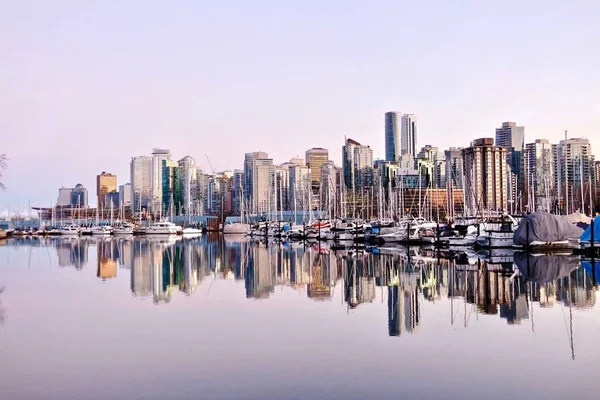 Vancouver skyline en reflectie in water. — Stockfoto