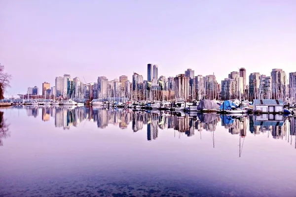 Vancouver skyline en reflectie in water. — Stockfoto