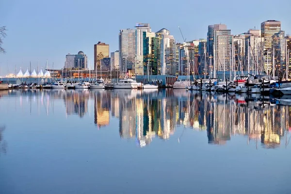 Vancouver Skyline en reflectie in kalm water. Kolen Harbor. Uitzicht vanaf Stanley Park. West End. Downtown Vancouver. Brits-Columbia. Canada. — Stockfoto