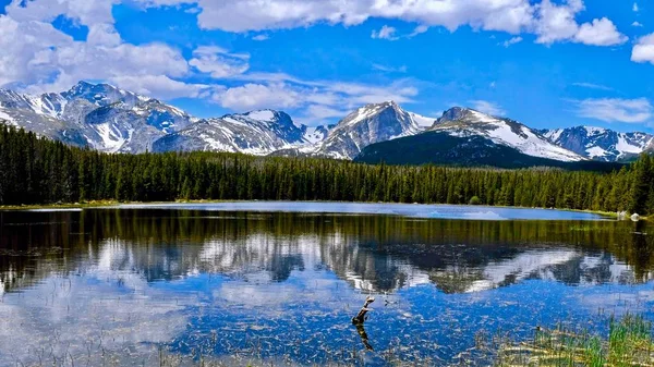 Schneebedeckte Berge spiegeln sich im ruhigen See. — Stockfoto