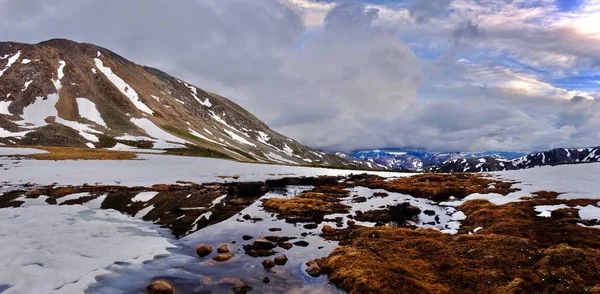 Бушующие облака над горами и отражение в воде . — стоковое фото