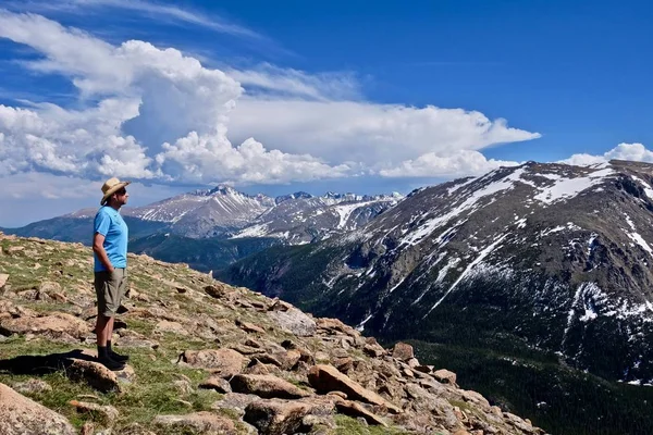 Wandelen in het Nationaal Park Rocky Mountainas man. — Stockfoto