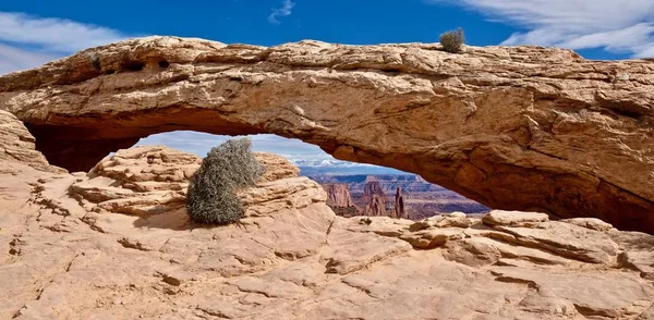 Natural sandstone arch. Panoramic view of Mesa Arch. — Stock Photo, Image