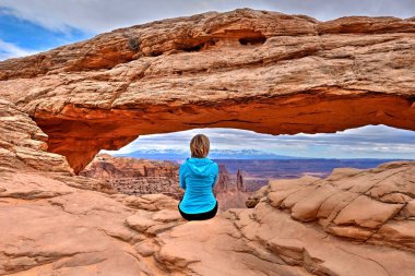 Genç kadını uçurum rahatlatıcı. 