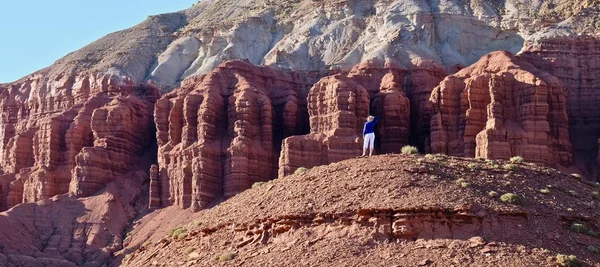 Mujer joven meditando en el desierto de roca . — Foto de Stock