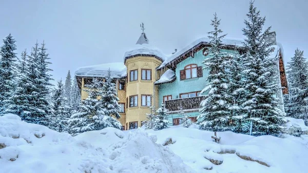 SUN PEAKS VILLAGE, MARCH 5, 2017: Ski Risort Sun Peaks on snowy day.   Cozy village of Sun Peaks near Kamloops. British Columbia. Canada. — Stock Photo, Image