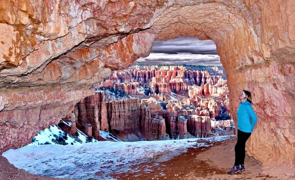 Woman in cave with beautiful view of Bryce Canyon. — Stock Photo, Image