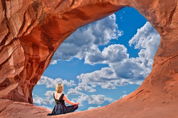 Kobieta w klatce łuku okna z widokiem na niebo i chmury, medytacja i relaks. — Zdjęcie stockowe