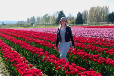 Lale alanlardaki güzel kadın. 