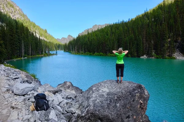 Mujer excursionista por lago azul alpino . — Foto de Stock