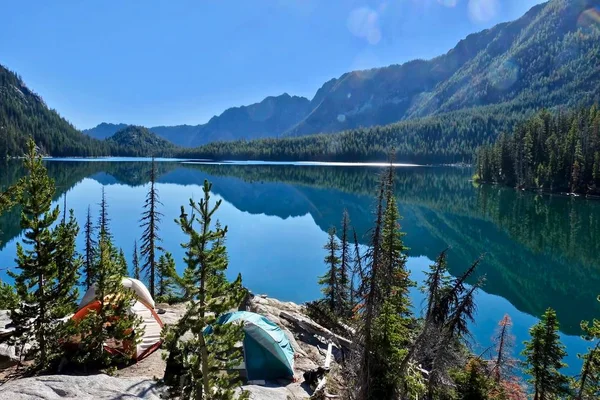 Campingl tiendas de campaña en las rocas junto al lago en las montañas Cascade . — Foto de Stock