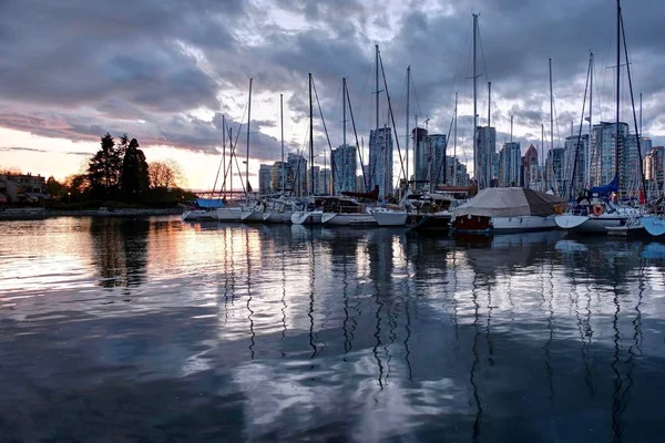 Vancouver skyline en haven bij zonsondergang. — Stockfoto
