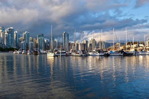 Vancouver skyline en reflectie in de baai. — Stockfoto