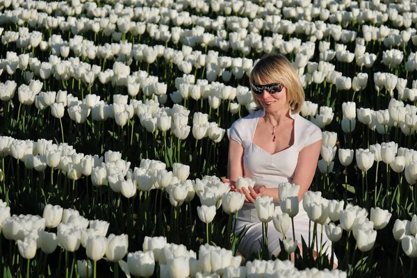 Blonde Frau in weißen Blumen. — Stockfoto