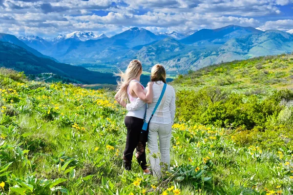 Vrienden lopen op weiden in North Cascades National Park.. — Stockfoto