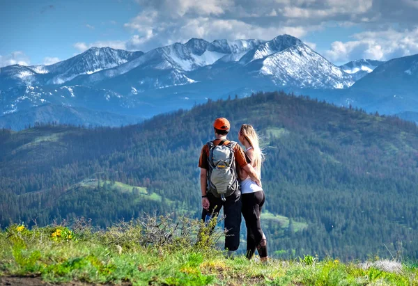 Amigos felices hipsters senderismo en las montañas . — Foto de Stock