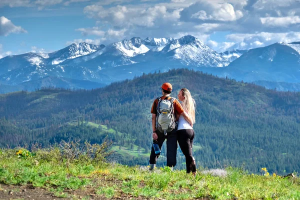 Happy vrienden hipsters wandelen in de bergen. — Stockfoto