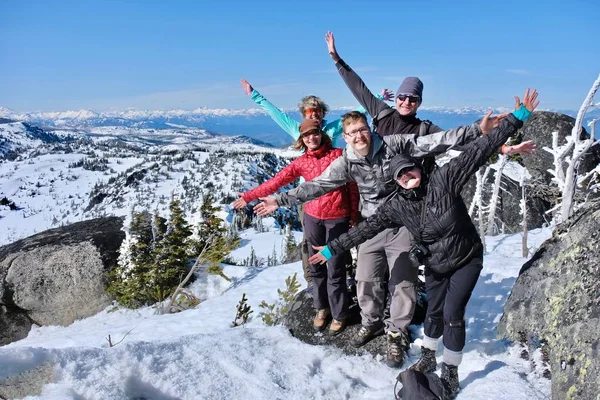 Счастливая компания друзей на вершине горы . — стоковое фото