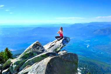 Dağ ve Vadi Manzaralı kayada meditasyon. 