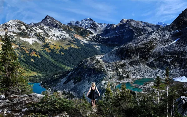 Kleine zwarte jurk en bergen landschap — Stockfoto