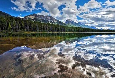 Balayı Gölü surronded orman ve dağlar tarafından. 