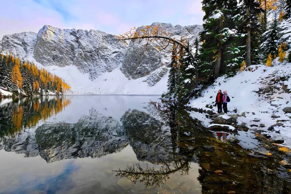 Kış Karayak Göl Kenarında Güneş Doğarken Hiking Arkadaşlar Sakin Mavi — Stok fotoğraf