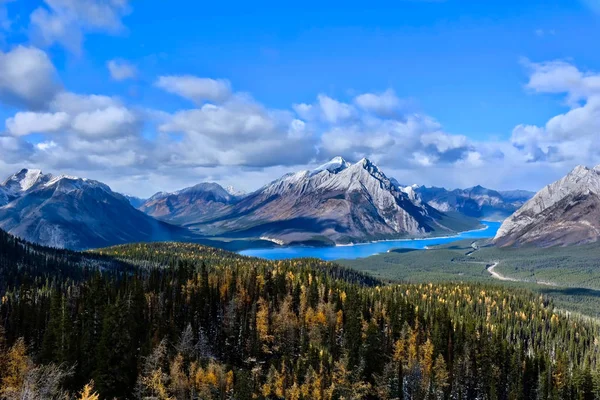 Rokies canadienses paisaje con lagos y montañas cubiertas de nieve y alerces dorados en otoño . — Foto de Stock