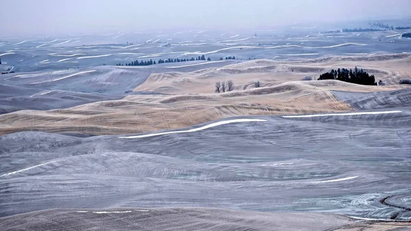 Planeta Terra. Terras agrícolas em colinas cobertas de geada e neve no inverno . — Fotografia de Stock