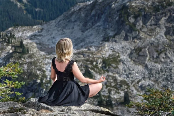 Jonge blonde vrouw mediteren in de natuur. — Stockfoto