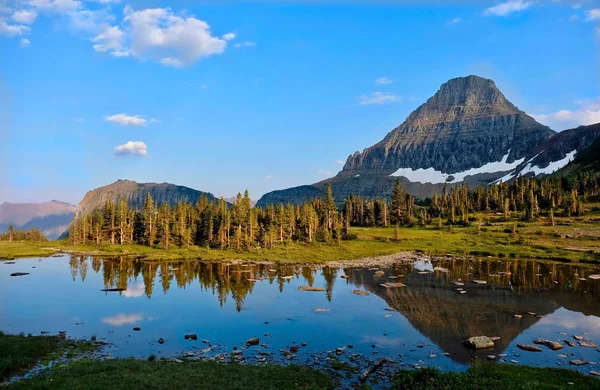 호수와 산과 나무 평온한 물에서 반영의 아름 다운 보기 — 스톡 사진