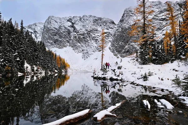 Emberek túrázás az Észak-Cascades Nemzeti Park. — Stock Fotó
