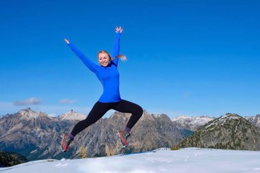 Genç kadın dağlarında sevinç atlama. Pacific Northwest. CASCADE Dağları Seattle yakınında. Washington. Amerika Birleşik Devletleri.