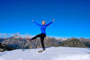 Dans ve dağlarında sevinç atlama mutlu gülümseyen genç kadın. CASCADE Dağları Seattle yakınında. Pacific Northwest. Washington. Amerika Birleşik Devletleri.