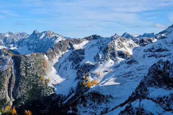 Paisaje de montaña con nieve y árboles amarillos. Montañas Cascade. Parque Nacional de las Cascadas del Norte. Seattle. Winthrop. En Washington. Estados Unidos . — Foto de Stock