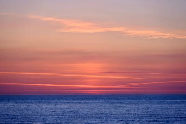 Puesta de sol brillante sobre el océano . — Foto de Stock
