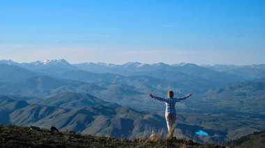 Cascade Dağları Winthrop yakınındaki hiking kadın. Yaz tatil seyahat Washington eyaletinde. Amerika Birleşik Devletleri.