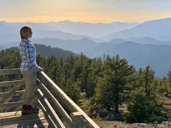 Ordinary Middle Age Woman Hiker Balcony Fire Watch Tower Enjoying — Stock Photo, Image