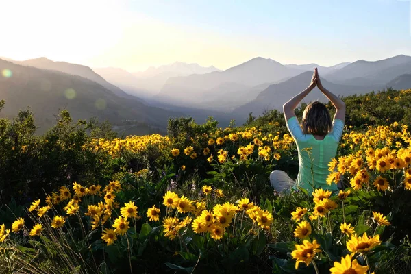 Mujer Yoga Posan Entre Girasoles Prados Hermosa Vista Las Montañas — Foto de Stock