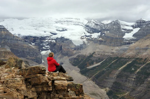 Vrouw Zittend Klif Kijkend Naar Het Schilderachtige Uitzicht Victoria Glacier — Stockfoto